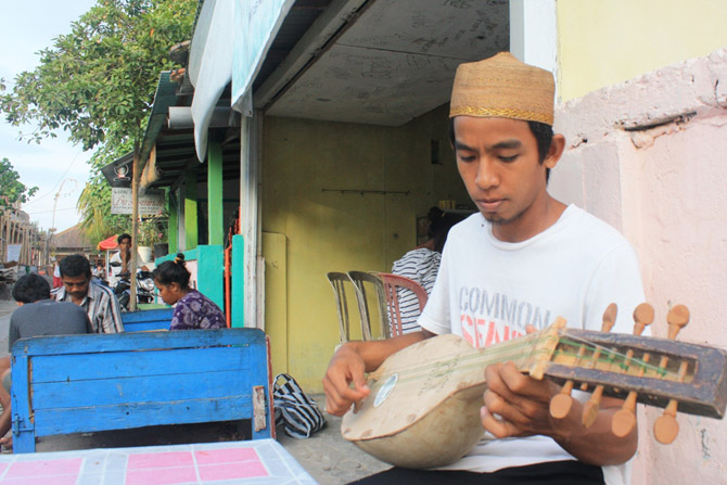 Seorang warga etnis Bugis di Serangan, Bali melantunkan lagu keagamaan. Tetangga Muslim dan Hindu telah hidup dan beribadah berdampingan dengan damai di pulau kecil itu selama berabad-abad, dan menghormati hari-hari suci satu sama lain dengan memberi kado dan makanan. (Foto Ni Komang Erviani)