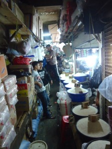 Ruas antara lapak dengan lapak (Foto Makmur Dimila)