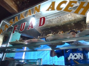 Fuad merapikan jajanannya. (Foto Makmur Dimila)