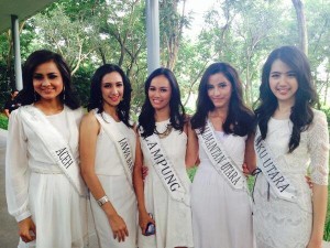 Shinta Alvionita (kiri) bersama finalis lainnya di Jakarta (Ist)