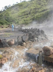 Air panas mengalir di kaki gunung. (Foto Hidayatullah RA)