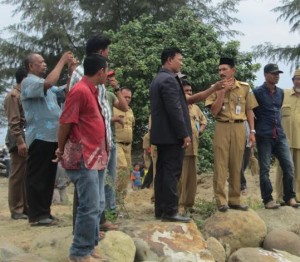 Bupati Bireuen, H Ruslan M Daud saat meninjau proyek pengerukan Kuala Jangka, Kecamatan Jangka, Bireuen. (pikiranmerdeka.com |Jonful Bahri)