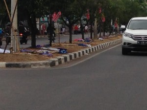Sejumlah atribut bendera partai lokal dan nasional dicopot disepanjang jalan Daud Beureueh, Banda Aceh, Sabtu (05/04/2014). Hari ini merupakan kampanye terakhir yang digelar Partai Aceh di halaman Stadion Dimurthala, Banda Aceh. 