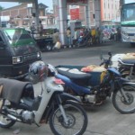 Sejumlah pengendara motor dan pedagang bensin eceran mengantre di SPBU Maar Group, Ulee Gle, Kecamatan Bandar Dua, Pidie Jaya, Kamis (26/4). Premium langka di sejumlah SPBU di Pidie Jaya sejak 23 April lalu. PIKIRAN MERDEKA/ARIF SURAHMAN