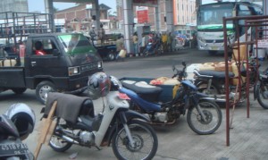 Sejumlah pengendara motor dan pedagang bensin eceran mengantre di SPBU Maar Group, Ulee Gle, Kecamatan Bandar Dua, Pidie Jaya, Kamis (26/4). Premium langka di sejumlah SPBU di Pidie Jaya sejak 23 April lalu. PIKIRAN MERDEKA/ARIF SURAHMAN