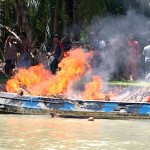 nelayan bakar boat tni