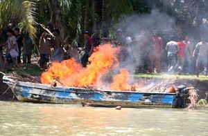 nelayan bakar boat tni