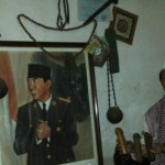 Cucu Mak Erot, Syaifulloh, dengan foto Bung Karno di tempat prakteknya, Jakarta Pusat. (merdeka.com/Muhammad Taufik)