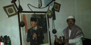 Cucu Mak Erot, Syaifulloh, dengan foto Bung Karno di tempat prakteknya, Jakarta Pusat. (merdeka.com/Muhammad Taufik)