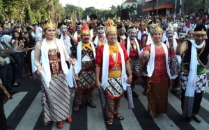 Warga Solo Menari di Jalan Peringati Hari Tari Sedunia