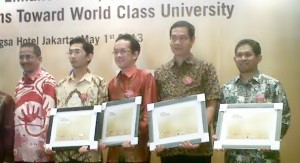 UI Raih Tiga Penghargaan Dalam Ajang Telkom Smart Campus Award 2013