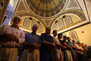 Jamaah shalat tarawih di masjid Rusia (islampos.com)