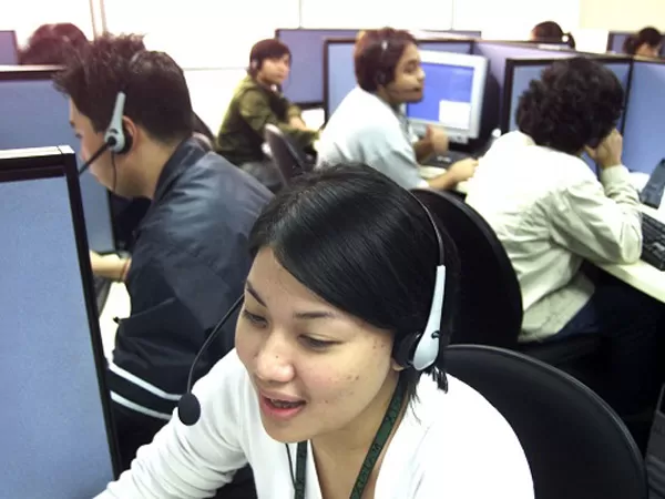 Ilustrasi Layanan Call Center (inquirer.net)