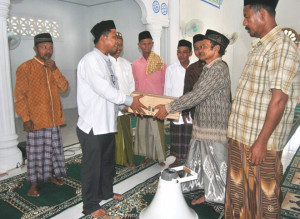 Wabub Abdya Bantu Pengeras Suara untuk Mesjid Al-Munawwarah