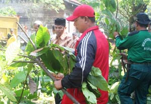 Warga Gotong Royong Disediakan Alat Berat