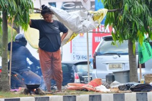 Kak Buleuen Masak di Trotoar