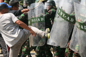 Simulasi, PPH Kodim Pukul Mundur Pendemo