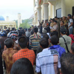 Tuntut Tambahan Honor, Ratusan Linmas ‘Serbu’ Kantor Bupati Abdya