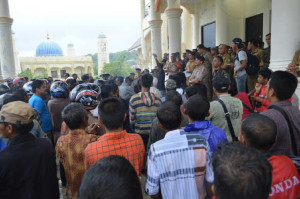 Tuntut Tambahan Honor, Ratusan Linmas ‘Serbu’ Kantor Bupati Abdya