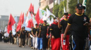 Bendera Partai Hiasi Gerak Jalan Santai