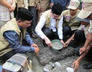 Mensos Hadiri Peletakan Batu Pertama Bedah Rumah di Bireuen