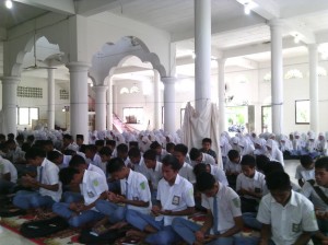 Jelang UN, Ratusan Siswa SMA Manggeng Raya Doa Bersama