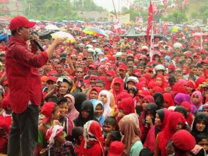 Diguyur Hujan, Ribuan Massa PA Merahkan Blang Asan