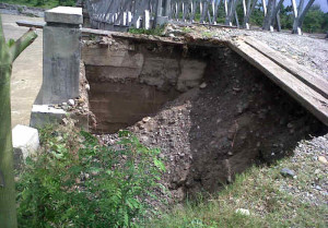 Jembatan Gunong Kong Nyaris Ambruk