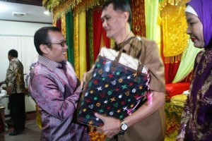 Lepas Sambut, Mantan Kajari Lhokseumawe Terima Hadiah dari Tersangka Korupsi