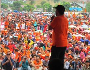 Hujan, Massa PNA Tetap ‘Orange-kan’ Blang Asan