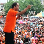 Sofyan Dawood saat menyampaikan orasi politiknya pada kampanye akbar PNA di Lapangan Cunda Plaza Lhokseumawe, Jumat (4/4/2014). [Pikiran Merdeka | Fahrizal Salim]