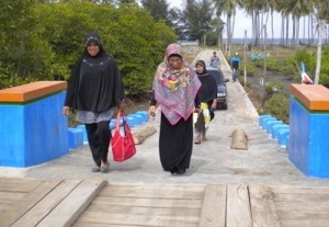 Warga melintasi jembatan gelagar besi Ruyueng yang dibangun dengan dana PNPM dan BKPG. Foto | Ist