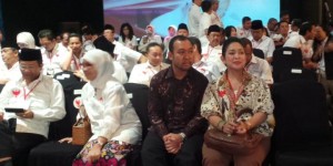 Rehat Debat, Prabowo “Cipika-Cipiki” dengan Anak dan Mantan Istrinya