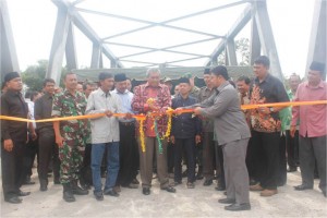 BUPATI Aceh Selatan HT Sama Indra SH didampingi Camat Sawang Fadhli SE dan rekanan pekerjaan jembatan H Ruslan serta beberapa pejabat lainnya, meresmikan pemakaian jembatan yang baru selesai dibangun 2015.