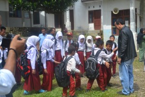 Anggota DPRA Salurkan Bantuan Seragam Sekolah