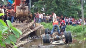 Truk Bermuatan Sawit Terjun Bebas ke Sungai