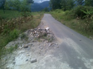 Salah satu tumpukan material proyek di Jalan Porang-Anak Reje.