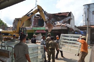 Dibongkar, Kios Bertingkat di Pusat Kota Idi