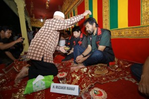 Wakil Gubernur Aceh H Muzakir Manaf bersama anggota Komisi X DPR RI dari Fraksi PIDP Guruh Sukarno Putra dipeusijuek oleh Tgk Sanusi saat tiba mengikuti silaturrahmi dengan masyarakat Barat-Selatan di Desa Tampak, Kecamatan Sama Dua, Aceh Selatan, Senin malam 14/3/2016.