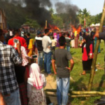 Konser Bergek Ricuh, Panggung Konser Dibakar Massa