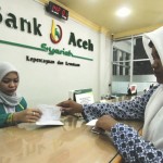 Nasabah Bertransaksi di Teller Bank Aceh Syariah