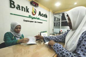 Nasabah Bertransaksi di Teller Bank Aceh Syariah