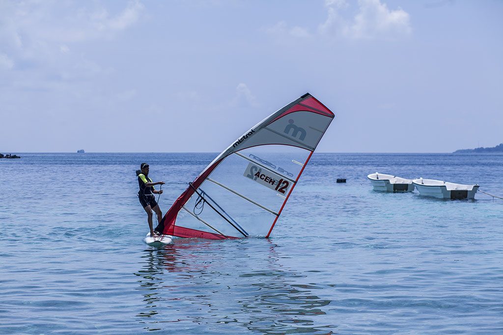 Aksi Wind Surfing di Perairan Iboih. (Foto Oviyandi Emnu)