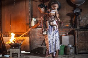 Erlinawati salah satu penerima PKH di Peuniti Banda Aceh memasak kue bikang secara tradisonal di rumah mertuanya, Juwairiah, untuk dijual ke warung. (Foto Oviyandi Emnur)