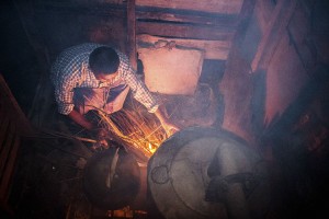 Memasak air untuk penguapan mandi Sauna Indatu Lamtadok. (Foto Oviandy Emnur)