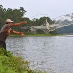 Warga menjala ikan di danau Dam V, Cot Girek Aceh Utara