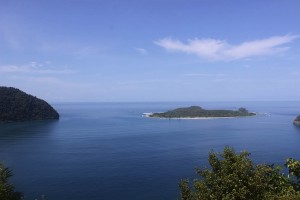 Pulau Tsunami diapit Daratan Ujong Seudeun dan Pulau Keluang. (Foto Dofa Aliza)