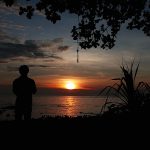 Menikmati Matahari Terbit dari Pantai Deumit (Foto Makmur Dimila)