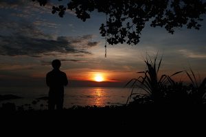 Menikmati Matahari Terbit dari Pantai Deumit (Foto Makmur Dimila)