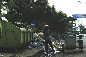 Tumpukan Sampah di Pinggir Jalan. (Foto Ghasyia MZ)